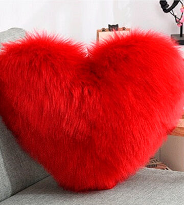 Rojo Almohada peluche forma de corazón.